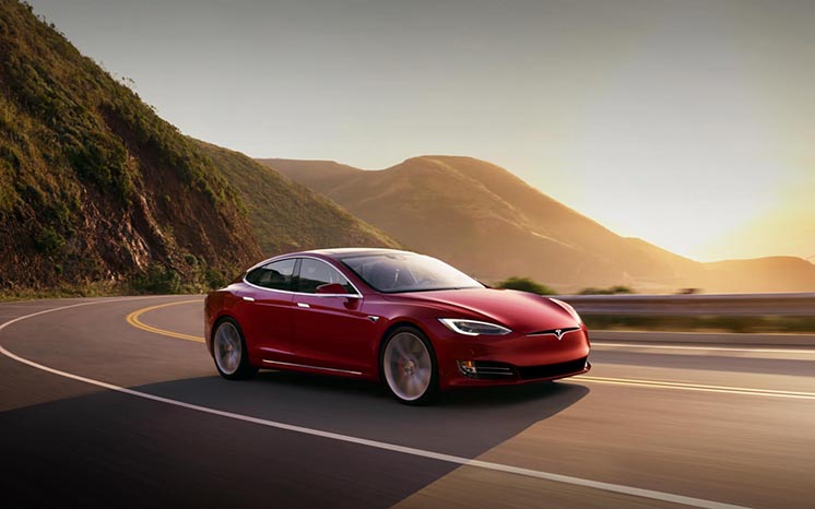 Тепер електромобілі Tesla самі роблять діагностику та замовляють собі запчастини