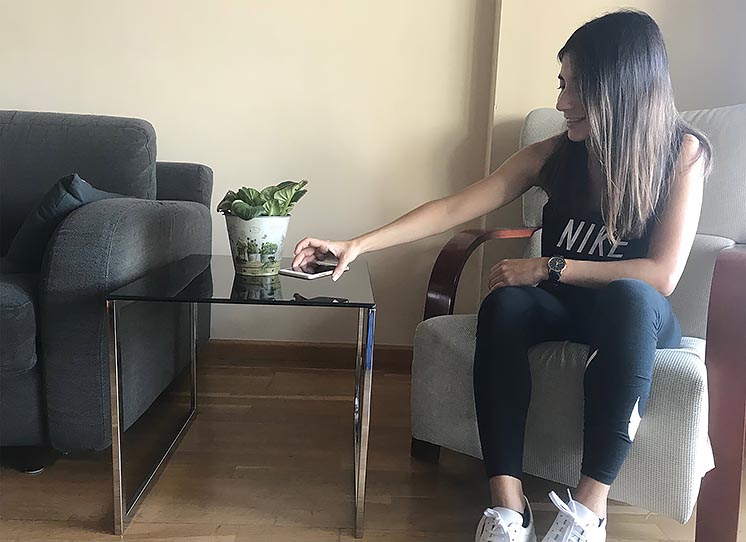 Стіл на сонячних батареях Ebörd зарядить відразу кілька гаджетів