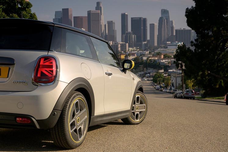 BMW офіційно представила електричний Mini Cooper BMW офіційно представила електричний Mini Cooper