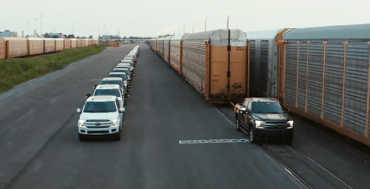 Електропікап Ford F-150 відбуксирував вагони вагою 570 тонн Електропікап Ford F-150 відбуксирував вагони вагою 570 тонн