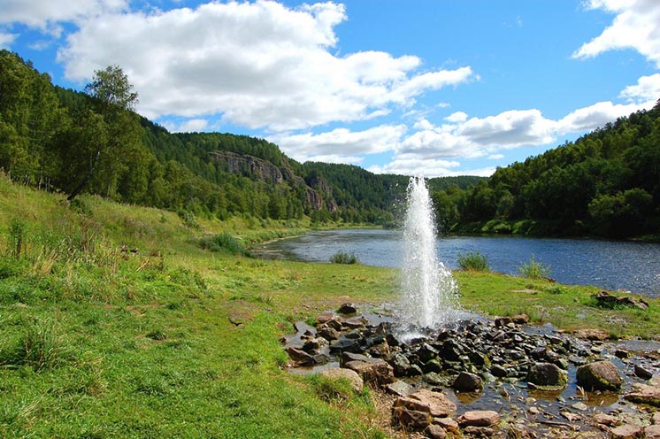 Діяльність людини забруднює підземні водні басейни Діяльність людини забруднює підземні водні басейни