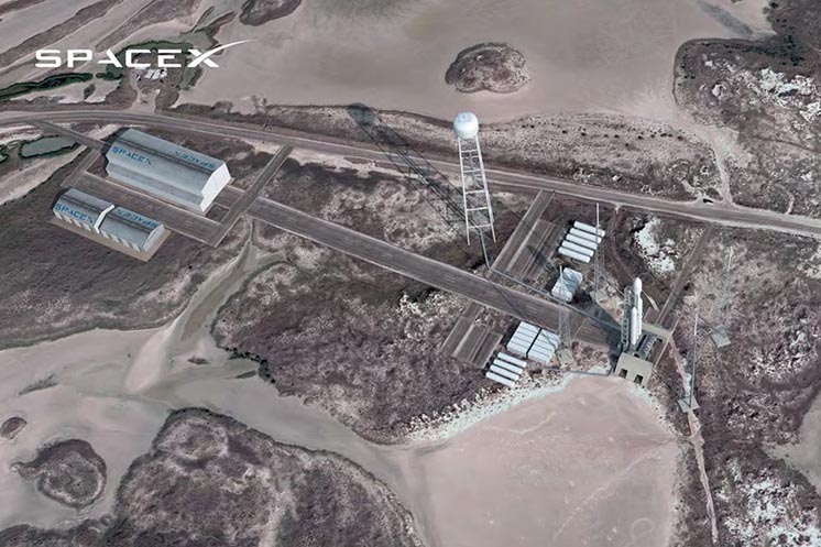 Ракета Falcon Heavy у травні 2014 року на космодромі SpaceX в південному Техасі, недалеко від Бока-Чіка Ракета Falcon Heavy у травні 2014 року на космодромі SpaceX в південному Техасі, недалеко від Бока-Чіка