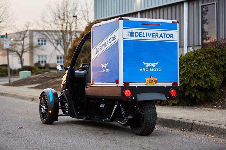 Двомісний триколісний електромобіль Arcimoto FUV надійшов у продаж