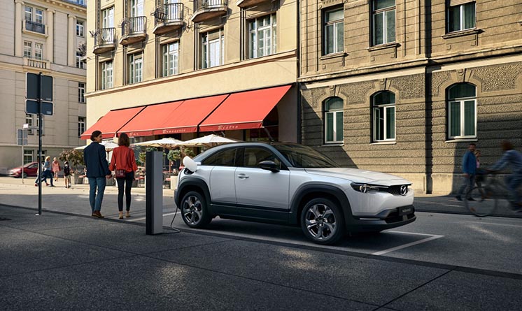 На Токійському автосалоні Mazda презентувала свій перший електромобіль MX-30 На Токійському автосалоні Mazda презентувала свій перший електромобіль MX-30