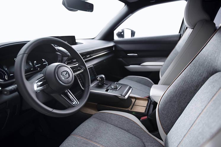 На Токійському автосалоні Mazda презентувала свій перший електромобіль MX-30 На Токійському автосалоні Mazda презентувала свій перший електромобіль MX-30
