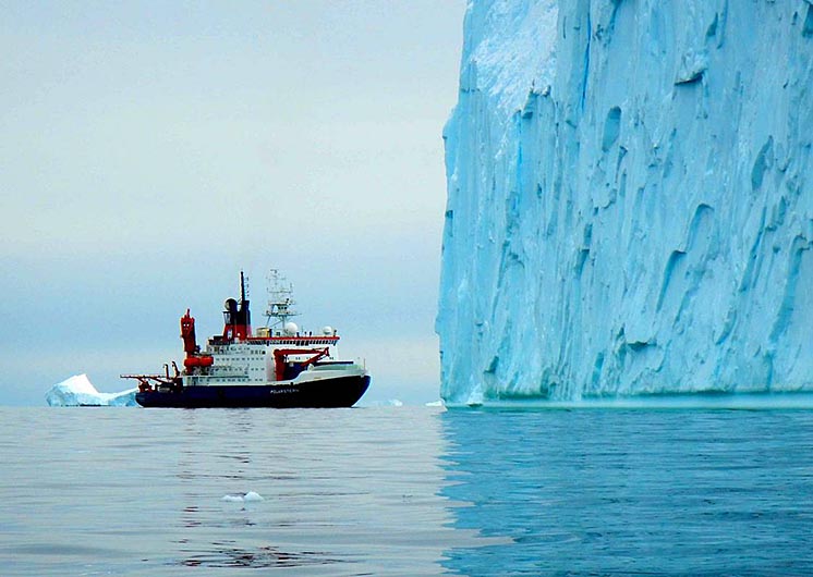 Криголам Polarstern перед могутнім айсбергом у Pine Island Bay Криголам Polarstern перед могутнім айсбергом у Pine Island Bay