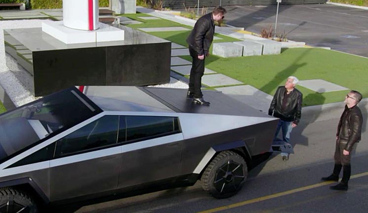 Ілон Маск провів показовий тест-драйв Tesla Cybertruck (ВІДЕО)