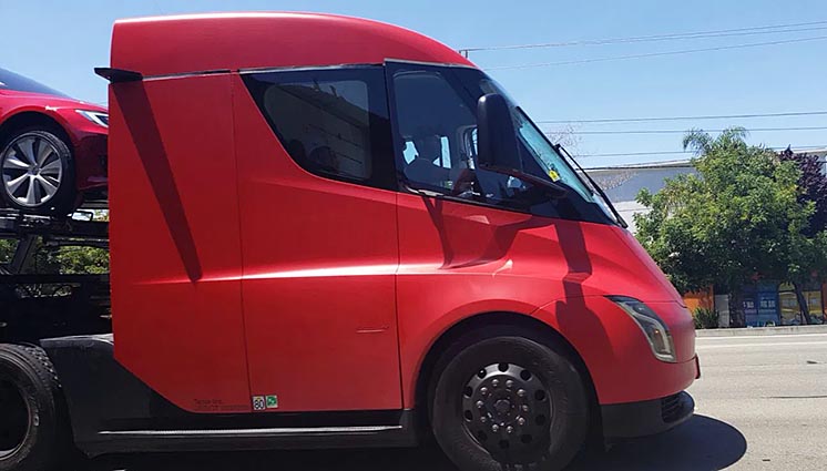 Для доставки новеньких Model 3 компанія Ілона Маска залучила прототип Tesla Semi