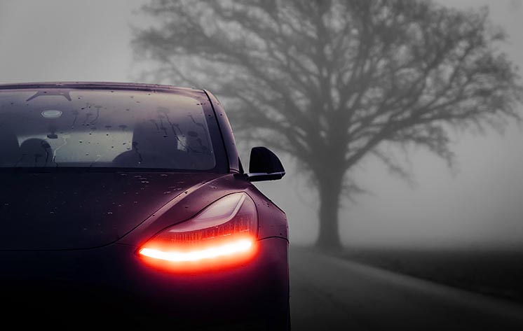 Датчики електромобіля Tesla засікли привид на цвинтарі. Відео